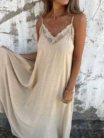 Lune London Elegant maxi dress with lace for women