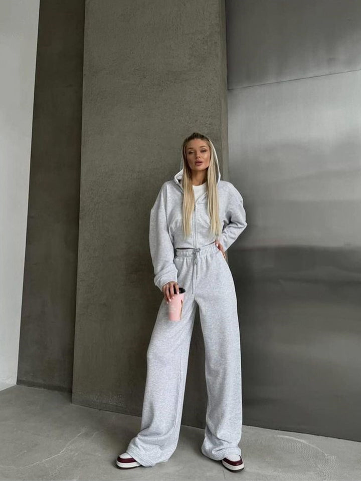 Sporty women's set with a loose fit and short top Lune London