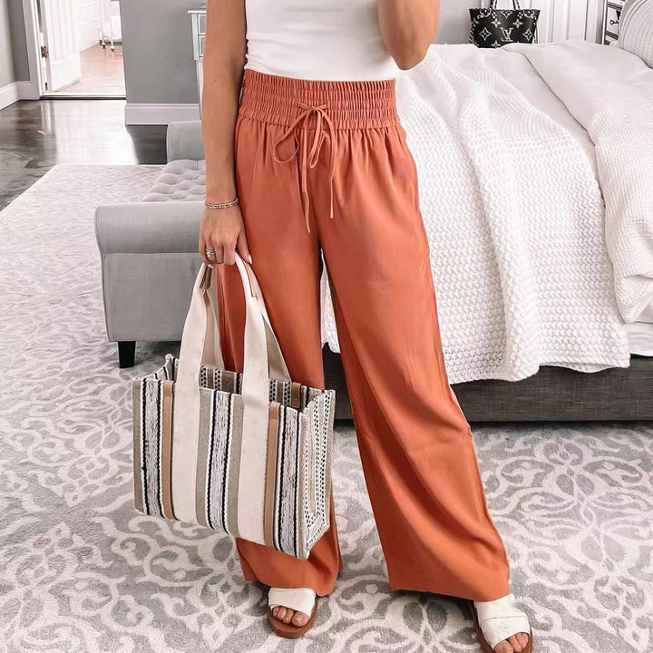 Loose leisure pants for women with elastic waistband and practical pockets Lune London