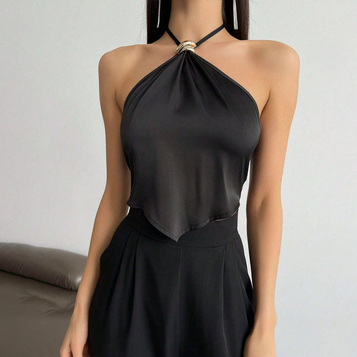 Haut élégant à encolure halter pour femmes avec tissu brillant et nœud décoratif Chic & Stil