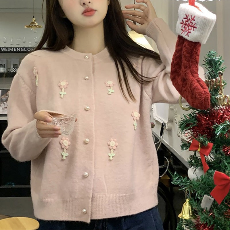 Femmes cardigan ludique avec un design floral et fermeture à boutons perles Lune London