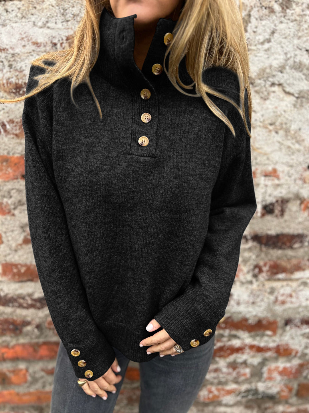 Pull confortable pour femmes avec col haut et détails de boutons décoratifs Chic & Stil