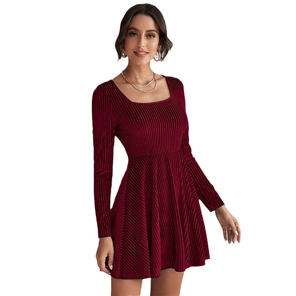 Robe mini femme à décolleté carré profond et manches longues Chic & Stil