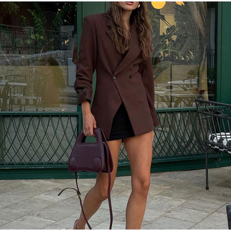 Veste élégante pour femmes avec des boutons accentués et une jupe assortie Lune London