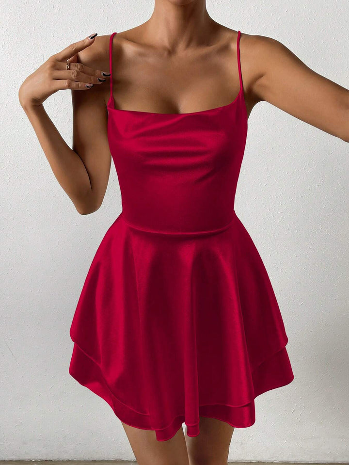 Robe de loisir pour femmes avec une conception de bretelles délicates et une jupe évasée Chic & Stil