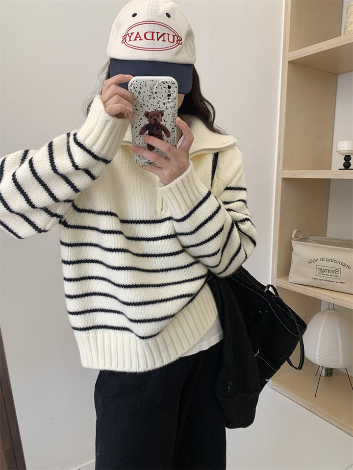 Sweater décontracté pour femmes avec design rayé et demi-zip Chic & Stil