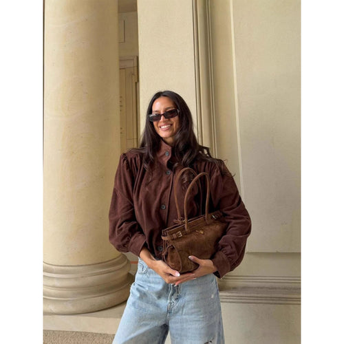 Veste élégante pour femmes avec des manches bouffantes texturées et un détail de bouton Amarae