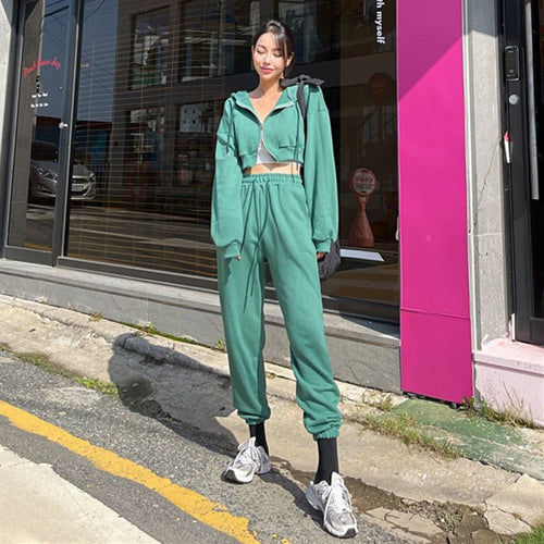 Women's sporty two-piece set with cropped hoodie and comfortable joggers Chic & Stil