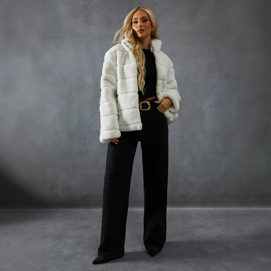 Trendy short jacket for women with voluminous teddy fur Lune London