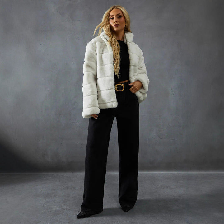 Trendy short jacket for women with voluminous teddy fur Lune London