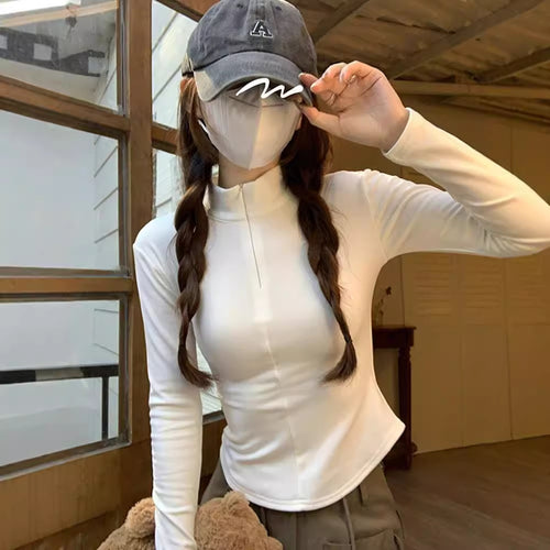 Women's long-sleeved top with modern collar and narrow fit Chic & Stil
