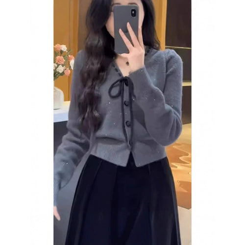 Cardigan pour femmes avec fermeture décorative à nœud et détails de bouton Chic & Stil