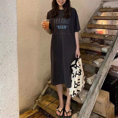 Women's casual dress with graphic print and relaxed fit