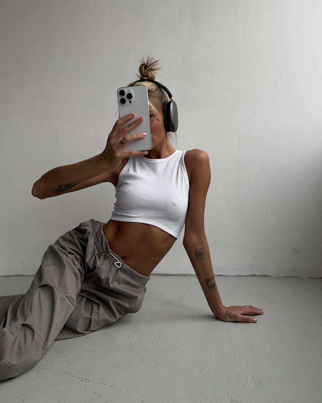 Sport leisure pants for women with elastic waist and practical pockets Lune London
