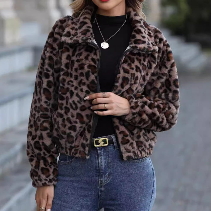 Comfortable fleece jacket for women with chic leopard pattern