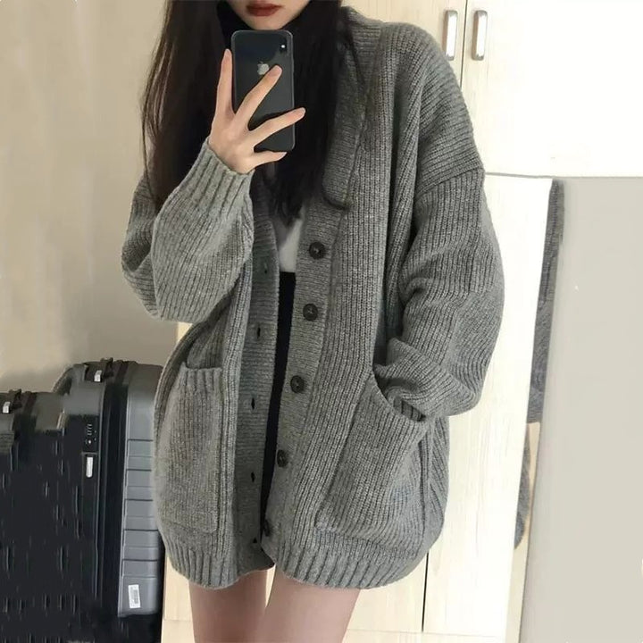 Cardigan féminin confortable avec un profond V et de grandes poches Chic & Stil