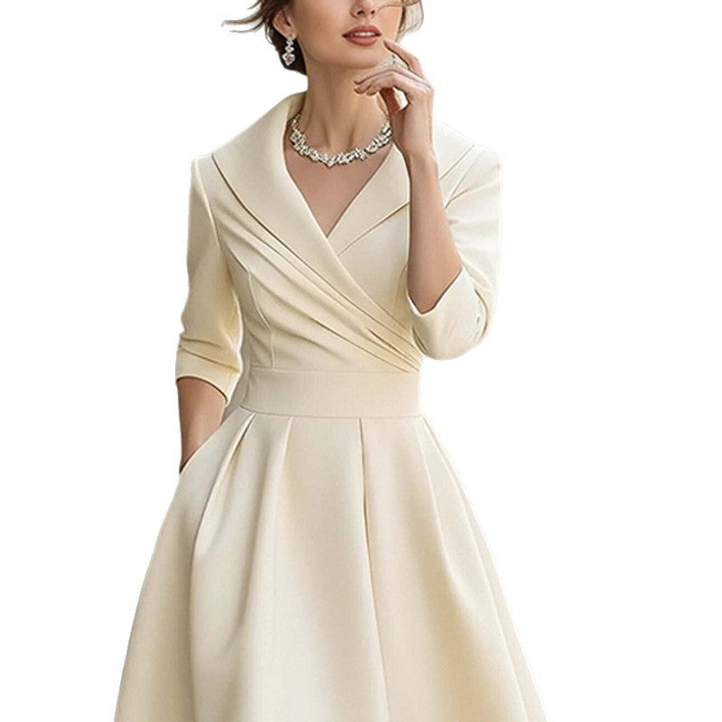 Robe midi pour femme avec un élégant décolleté en wrap et fronces Chic & Stil