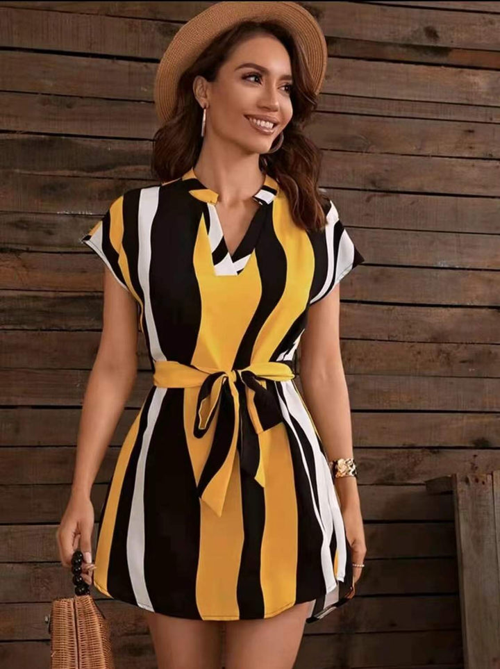 Women Elegant short dress with short sleeves and tie belt Lune London