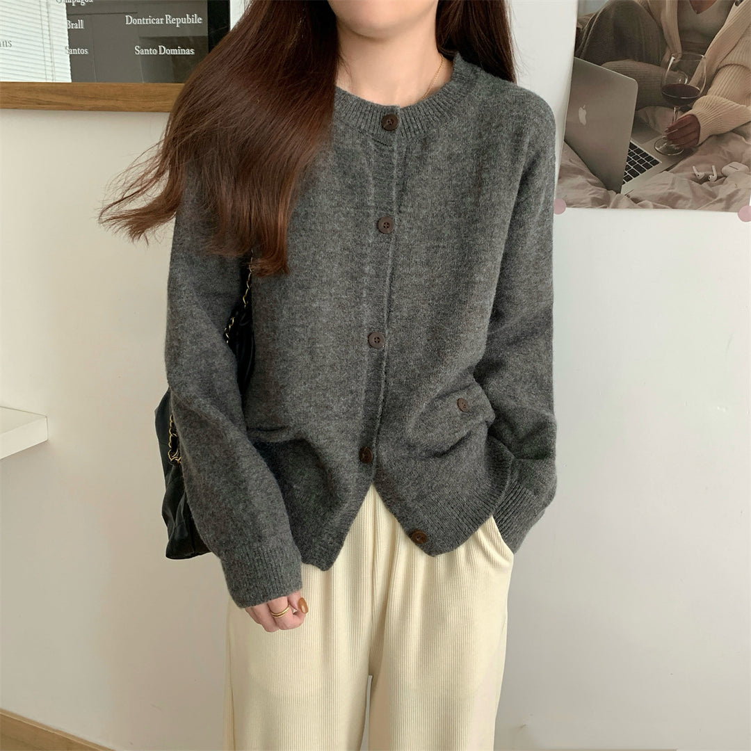 Cardigan tricoté confortable pour femmes avec poches pratiques et fermeture à boutons Chic & Stil