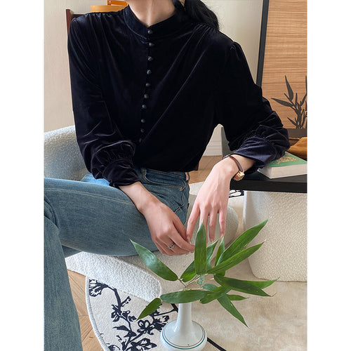 Women's velvet blouse with high collar and decorative buttons Chic & Stil