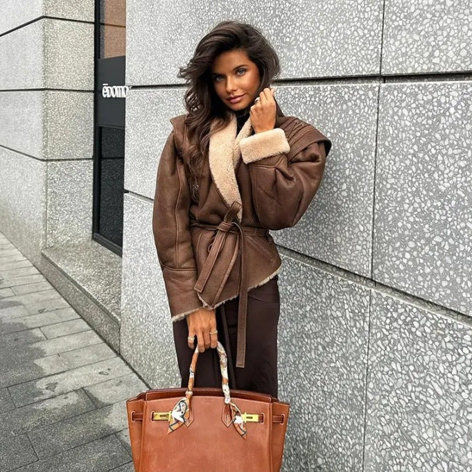 Trendy faux leather jacket for women with luxurious faux fur collar and stylish waist Lune London