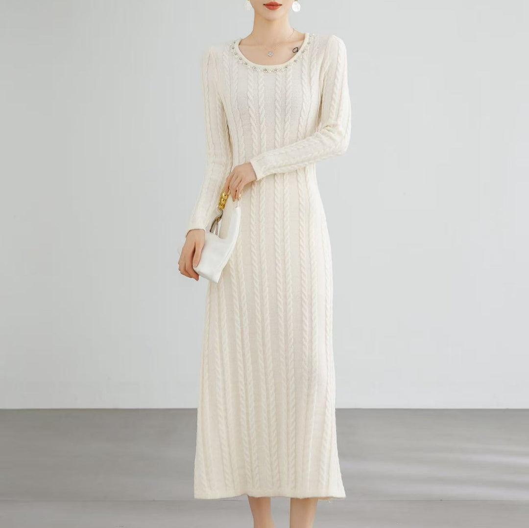 Robe en tricot élégante pour femmes avec motif en cable et détails décoratifs Chic & Stil