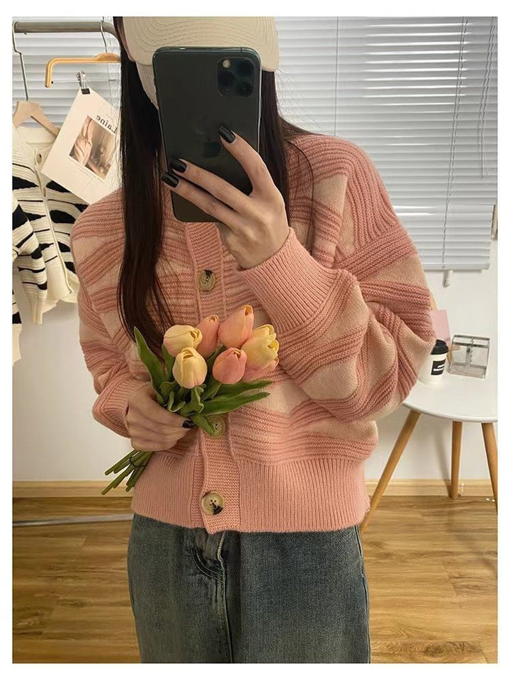 Cardigan pour femmes avec un motif de vagues compliqué et de grands boutons en bois Chic & Stil