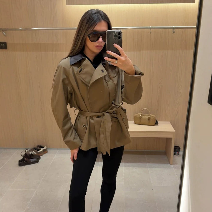 Women's short trench coat with tailored silhouette, tie belt and contrast collar Amarae