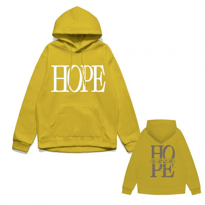 Women's hoodie with eye-catching lettering and conveniently designed kangaroo pocket Chic & Stil