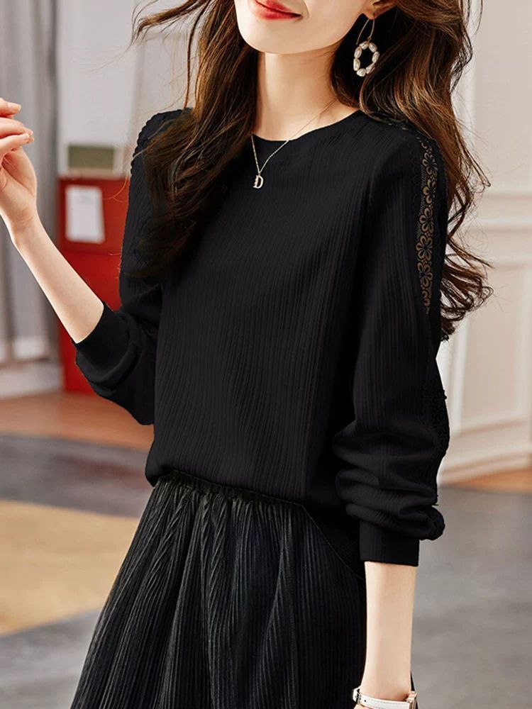 Pull en tricot élégant pour femme avec des détails en fine côtes et des inserts décoratifs Chic & Stil