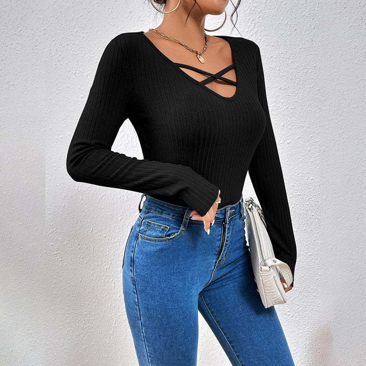 Top extravagant à manches longues pour femmes avec découpe croisée délicate Chic & Stil