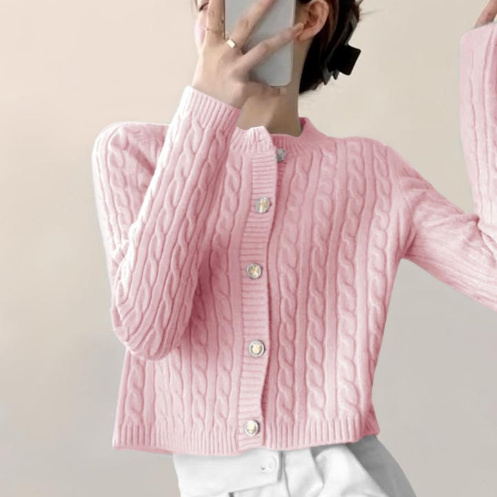 Cardigan en tricot épais pour femmes avec fermeture à boutons et magnifique motif en cable Chic & Stil