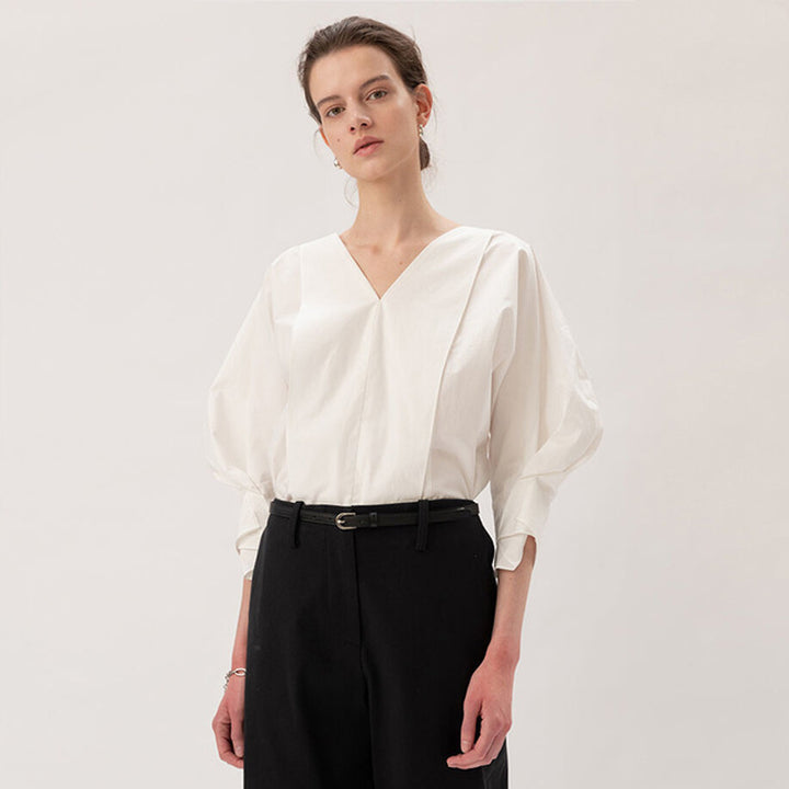 Blouse féminine tendance avec des manches volumineuses et un décolleté en V Chic & Stil