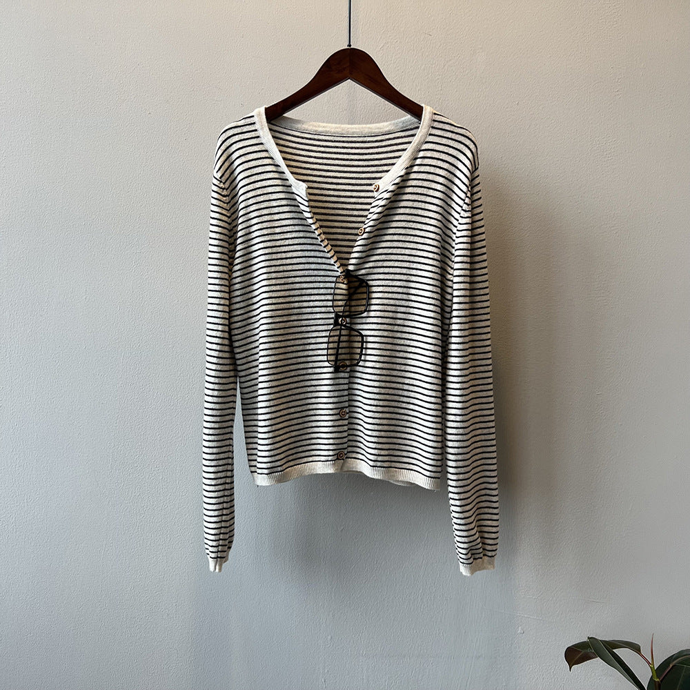 Chemisier à manches longues pour femmes avec motif rayé maritime et patte de boutonnage Chic & Stil
