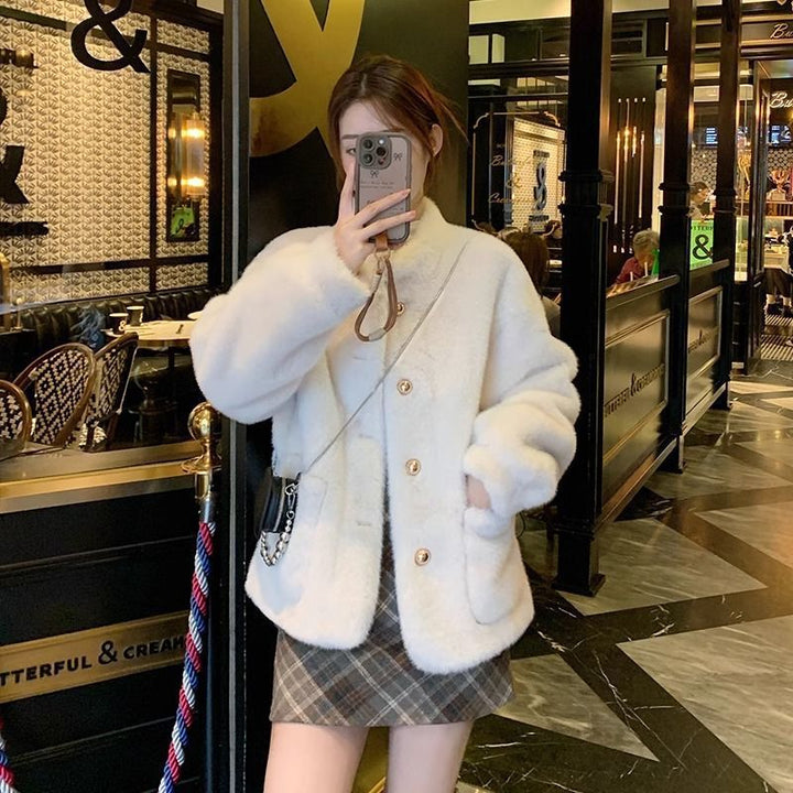 Veste en peluche pour femmes avec des boutons dorés Chic & Stil
