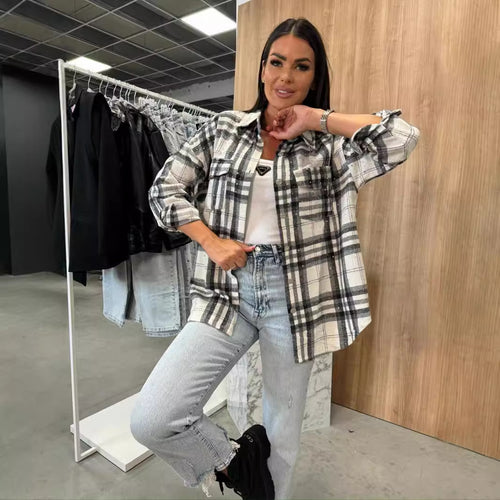 Chemise décontractée à carreaux pour femmes en coupe oversized avec poches poitrine pratiques Chic & Stil