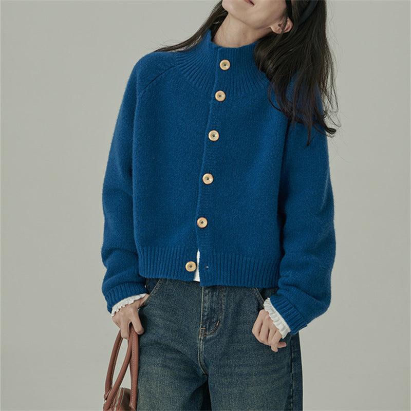 Femme cardigan mi-long avec col montant et boutons en bois tendance Chic & Stil