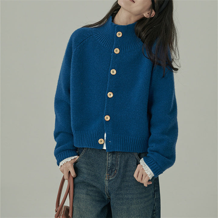 Femme cardigan mi-long avec col montant et boutons en bois tendance Chic & Stil