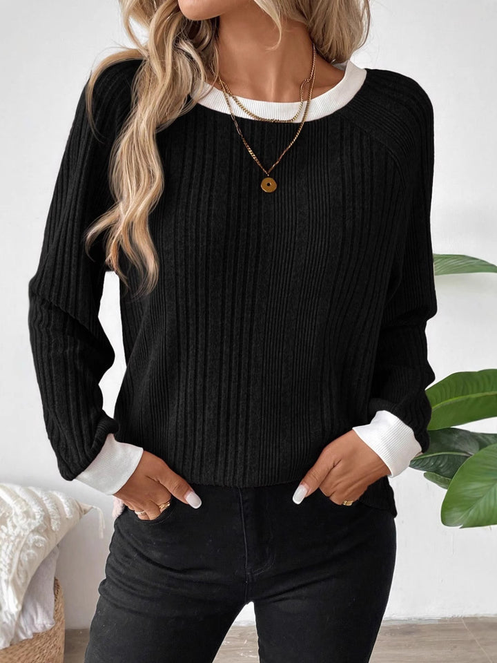 Pull décontracté pour femmes avec un design de tricot en côtes optimal et une bordure contrastante Chic & Stil
