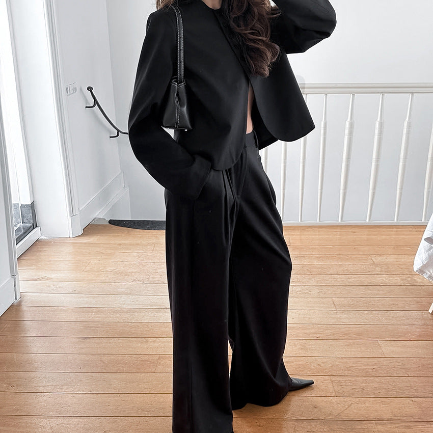 Elegant blazer-pants set for women with a loose fit and lower button closure Lune London
