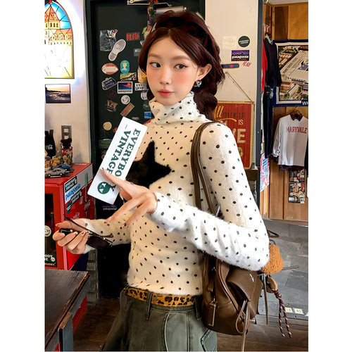 Ladies fashionable long sleeve shirt with turtleneck and striking star pattern Chic & Stil