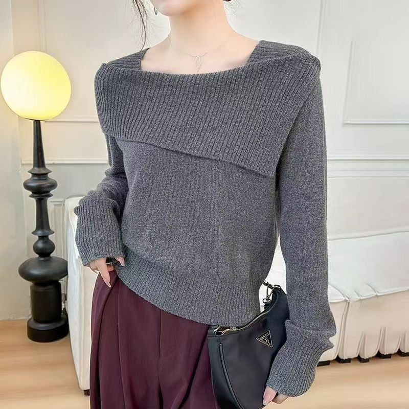 Pull féminin à la mode avec encolure asymétrique Chic & Stil