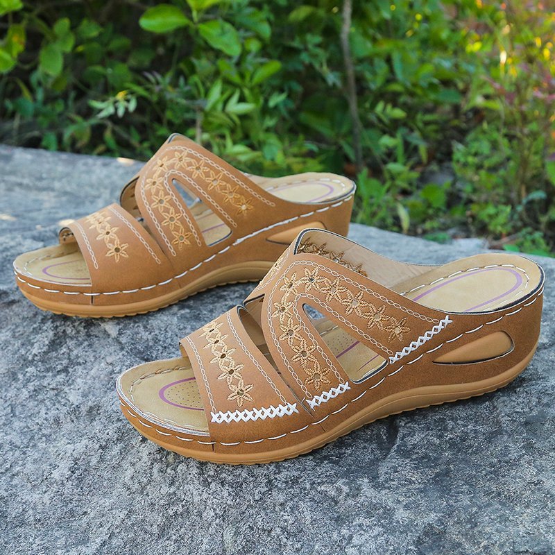 Comfortable strap sandals for women with floral design and adjacent openings Lune London