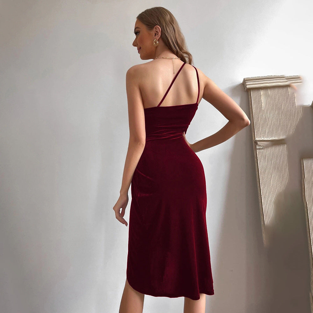 Robe minime en velours pour femmes avec décolleté asymétrique et détails en volants Chic & Stil