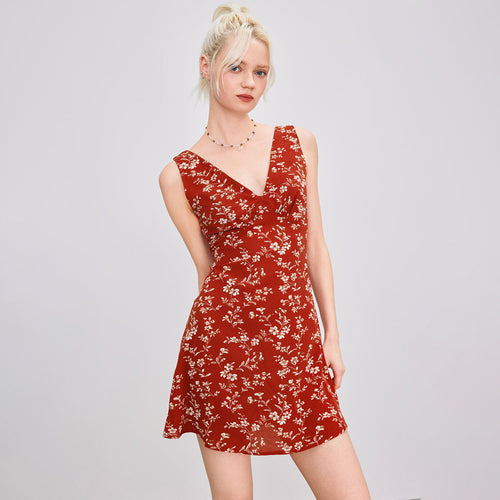 Robe mini florale pour femmes avec décolleté en V profond et coupe moulante Chic & Stil