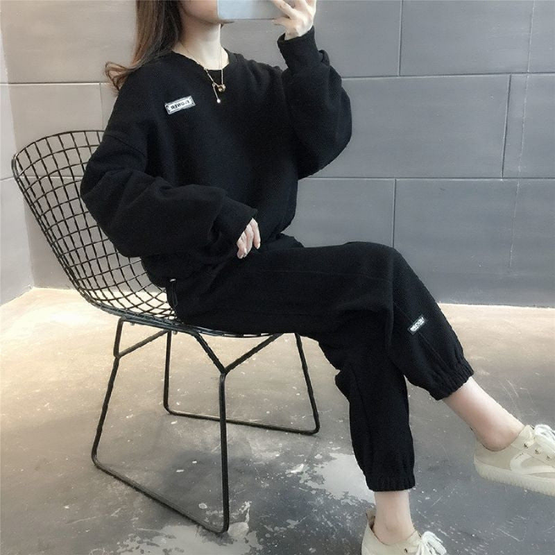 Ladies sporty leisure set with casual cut and practical side pockets Chic & Stil
