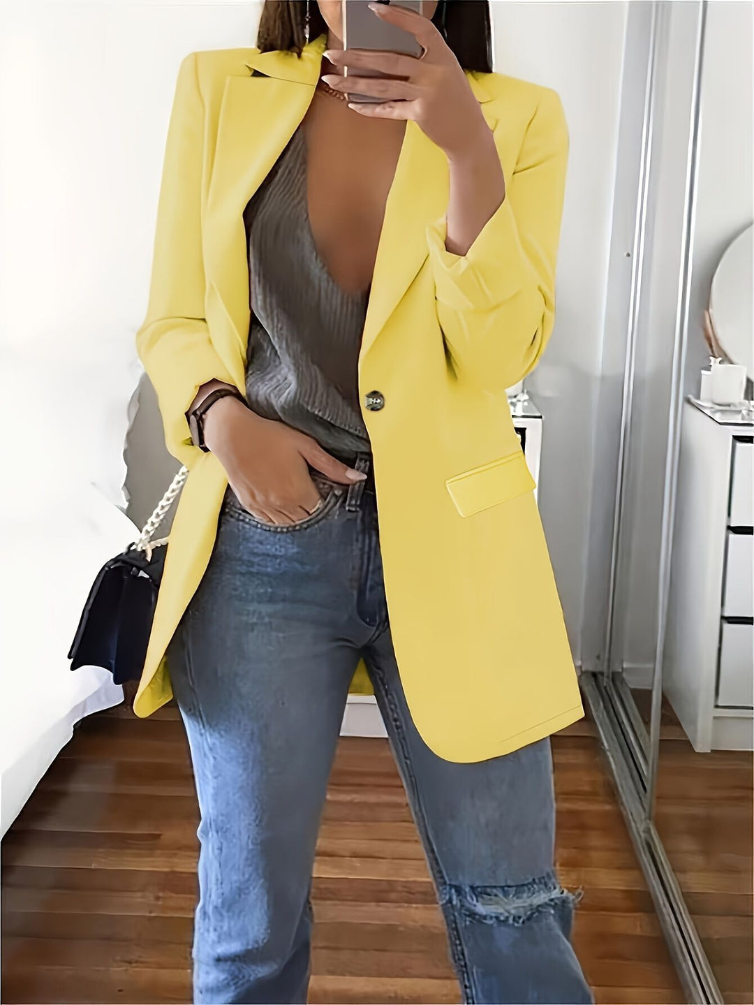 Elegant women's blazer with a sleek silhouette and practical pockets Lune London
