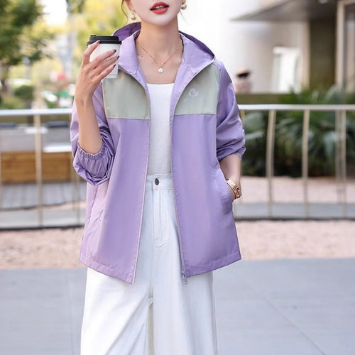 Veste de transition légère pour femmes avec un design pratique à capuche Chic & Stil