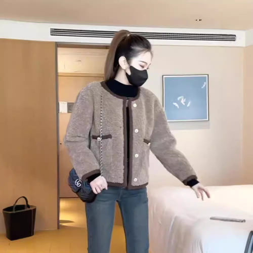 Veste teddy confortable pour femmes avec des détails de bouton pratiques Chic & Stil