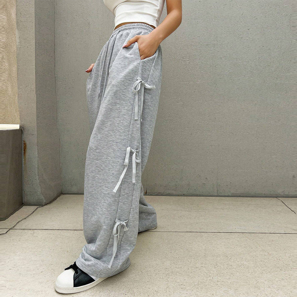 Pantalon de loisirs pour femmes avec des détails volant sur les côtés et une taille élastique Chic & Stil